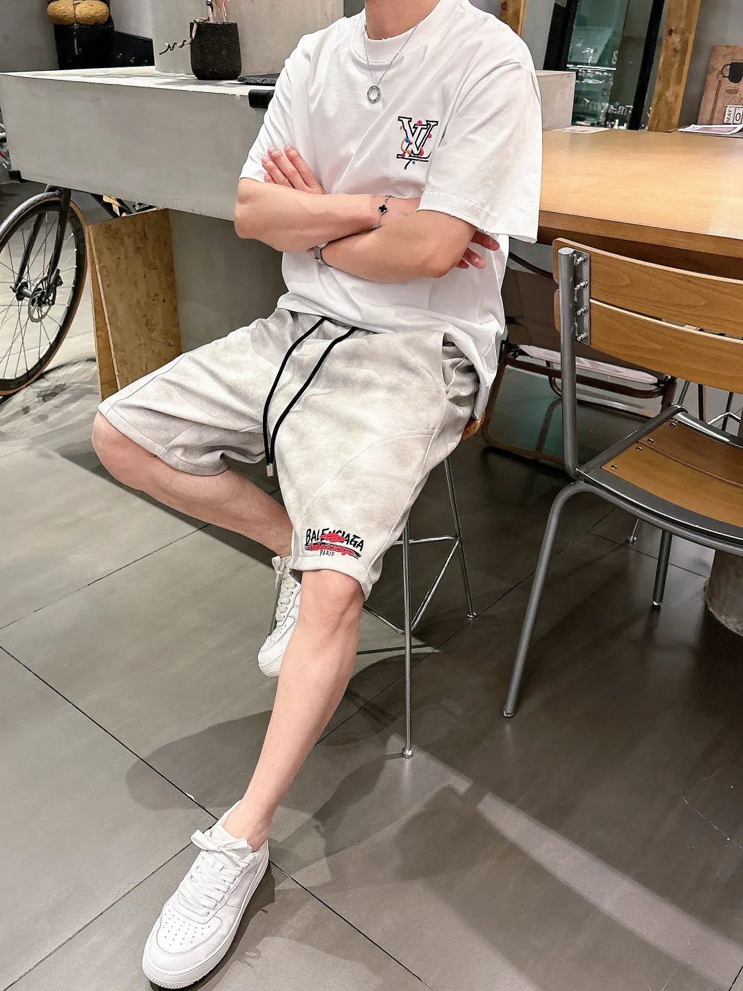 Balenciaga's three-standard complete 2026 summer New Arrival men's casual shorts, advanced custom-made Breathable fabric, Breathable fabric, extremely stretchy and comfortable, impeccable details, top-grade accessories, original logo design concept, delicate and soft feel! The upper body fit is awesome! Size: M-XXXL Please state your height and weight when ordering